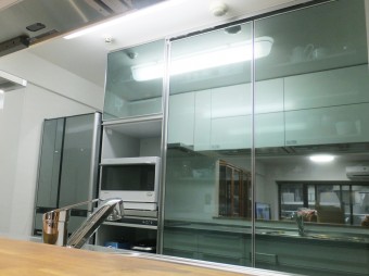 ハーフミラーガラスでフラットで美しいキッチン空間に